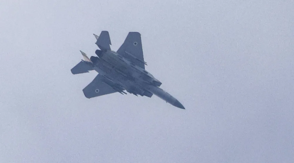 مقاتلة إسرائيلية طراز «إف-15» فوق حدود غزة الجمعة (أ.ف.ب)