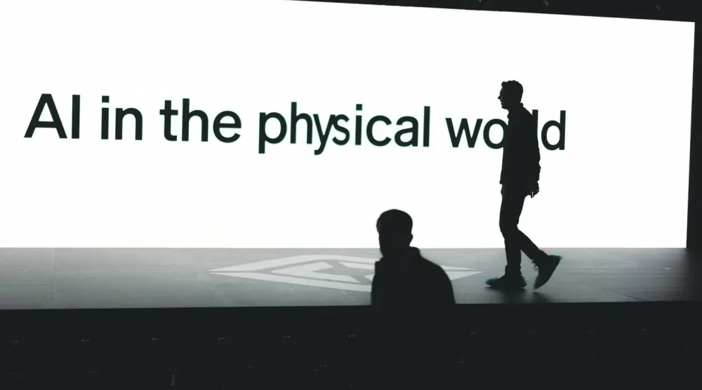 
«الذكاء الاصطناعي في العالم المادي» على شاشة أمام مشاركين بمؤتمر لعرض التطورات في تكنولوجيا القيادة الذاتية بكاليفورنيا في 11 ديسمبر 2025 (رويترز)