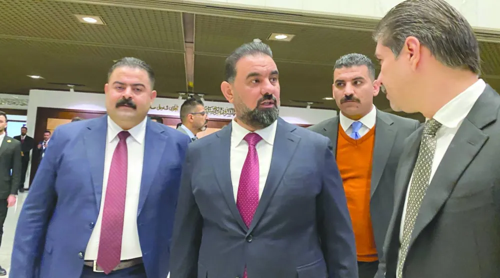 
هيبت الحلبوسي (وسط) أصبح رئيساً للبرلمان العراقي بعد انتخابه في الجلسة الافتتاحية أمس (أ.ب)