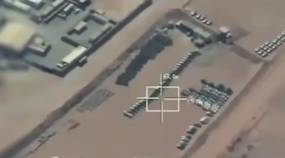 Arap Koalisyonu tarafından yayınlanan ve sınırlı saldırının hedef alınan askeri teçhizatı belgeleyen videodan bir kare