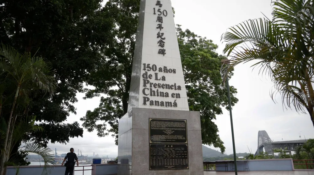 النصب التذكاري عند مدخل قناة بنما والذي يرمز إلى الصداقة مع الصين (أ.ب)