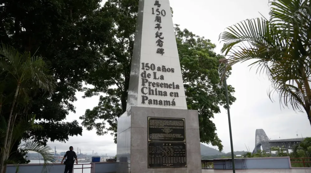 Panama Kanalı girişindeki Çin ile dostluğu simgeleyen anıt (AP)