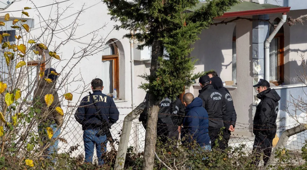 عناصر من الشرطة التركية فى مداهمات (رويترز)