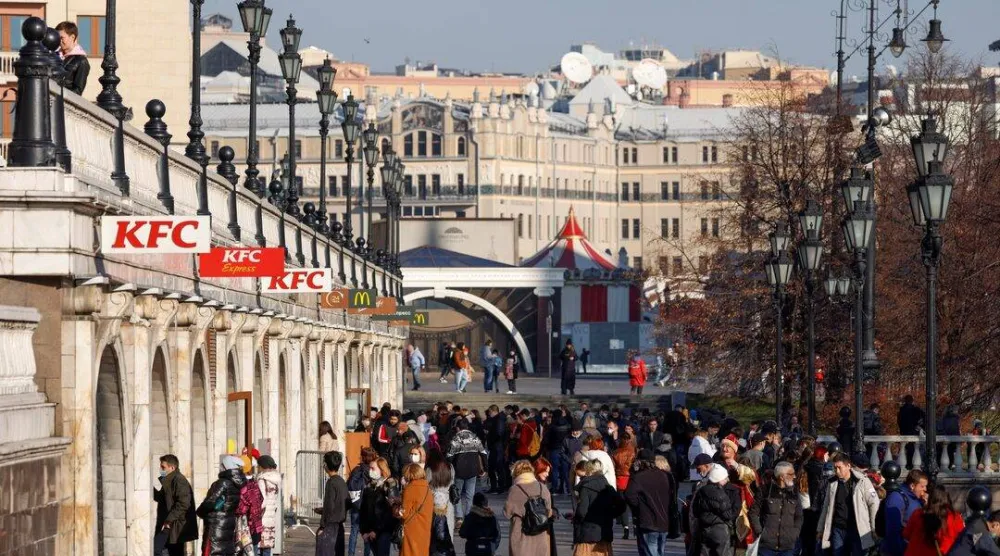 يقف العملاء في طوابير خارج المطاعم لتسلُّم طلبات الوجبات الجاهزة في موسكو (أرشيفية - رويترز)