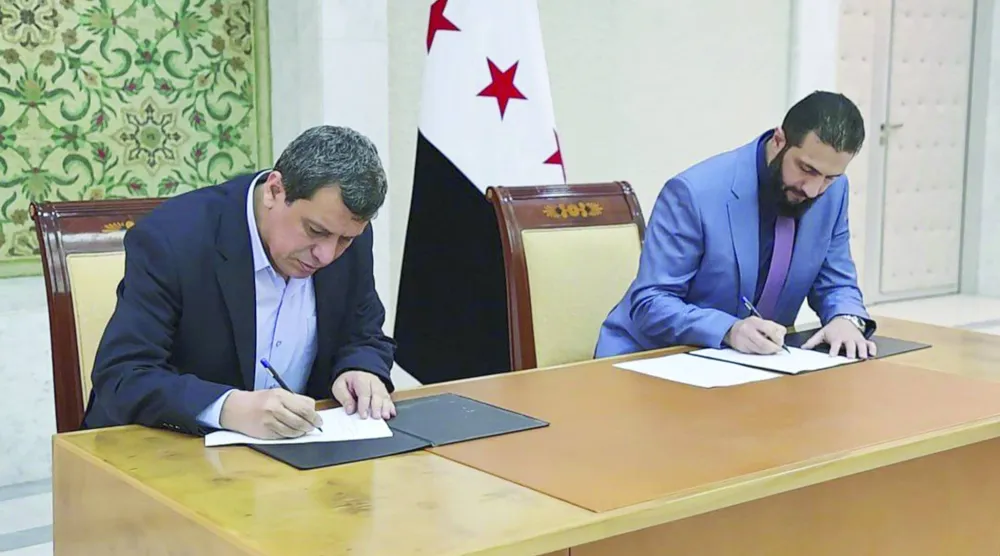الشرع وعبدي خلال توقيع اتفاق اندماج «قسد» في الجيش السوري 10 مارس الماضي (إ.ب.أ)