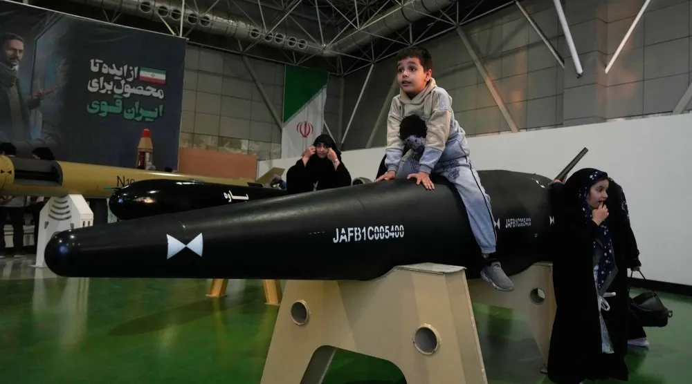 طفل يجلس فوق رأس حربي لصاروخ باليستي في المعرض الدائم التابع لـ«الحرس الثوري» بضواحي طهران نوفمبر الماضي (أ.ب)