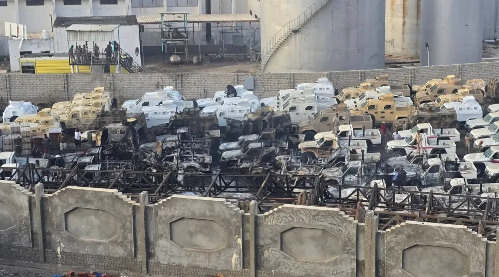 Yemen’de meşru hükümete destek veren koalisyonun, bugün şafak vakti Mukalla Limanı’nda dış askeri desteğe yönelik düzenlediği saldırı sonucu yanmış askeri araçlar (AFP)