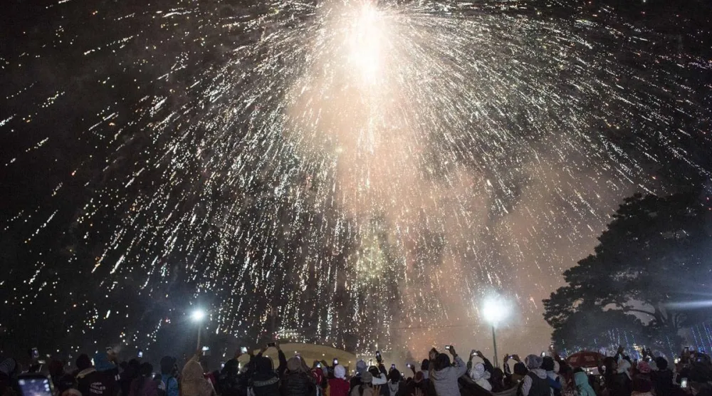Sparks fly at the festival, November, 2016. (AFP / Ye Aung Thu)
