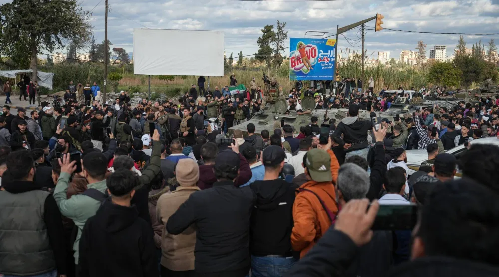 انتشار قوات الأمن السورية بعد اندلاع اشتباكات خلال احتجاجات في مدينة اللاذقية (إ.ب.أ)