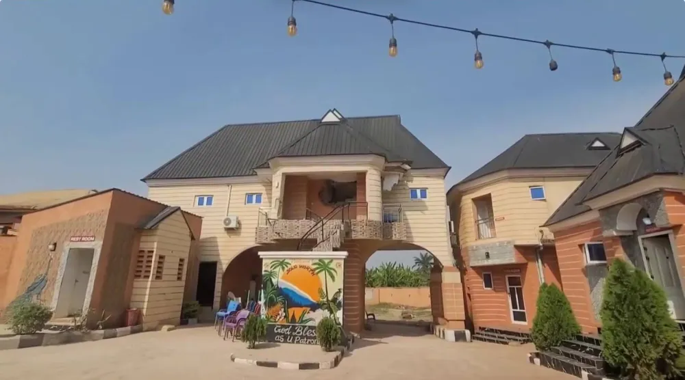 لقطات متداولة لواجهة الفندق بعد القصف الأميركي (تواصل اجتماعي)