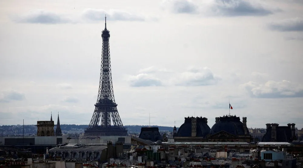 منظر عام لبرج إيفل وأفق مدينة باريس (رويترز)