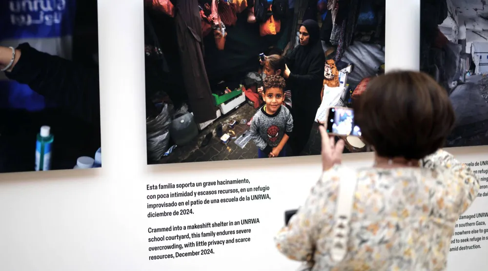 صور من معرض «إيقاظ الضمائر» الذي أقيم سبتمبر الماضي في متحف «تيسين- بورنيميزا» في مدريد لوقف حرب غزة (أ.ف.ب)