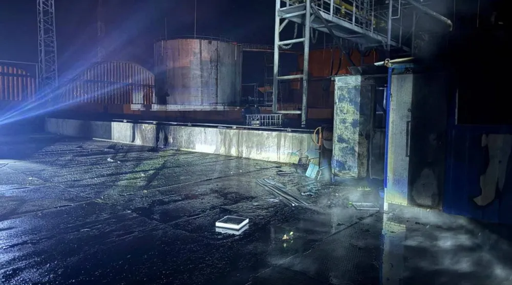 يتصاعد الدخان فوق مجمع ميناء تضرر جراء غارات جوية روسية بطائرات مسيرة خلال الليل في خضم الهجوم الروسي على أوكرانيا في منطقة أوديسا (رويترز)