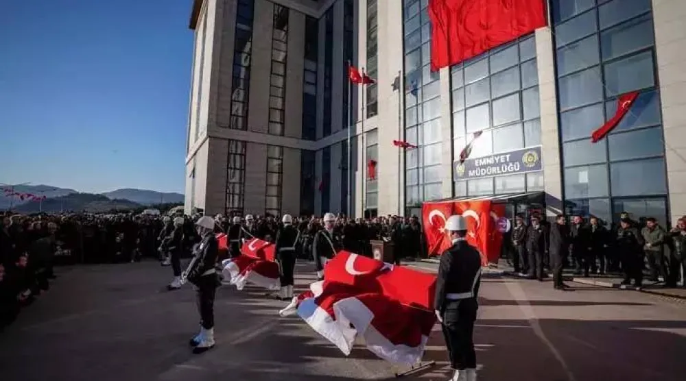 أقيمت أمام مديرية أمن يالوفا الثلاثاء مراسم رسمية لوداع 3 رجال شرطة قُتلوا في عملية ضد «داعش» (من البث المباشر)