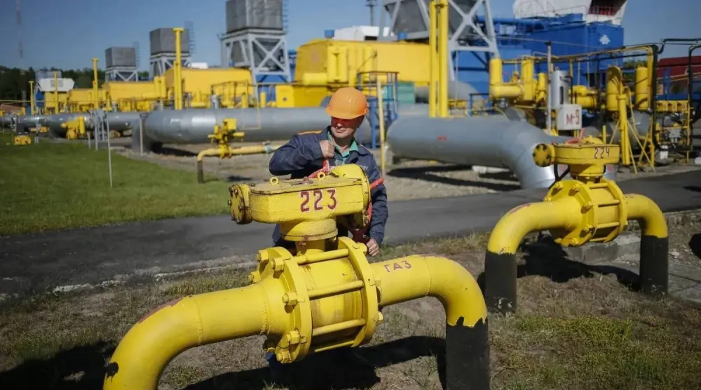 عامل يدير صماماً بمنشأة تخزين غاز في روسيا التي تأثرت بشكل ملحوظ بتراجع صادراته لأوروبا (رويترز)