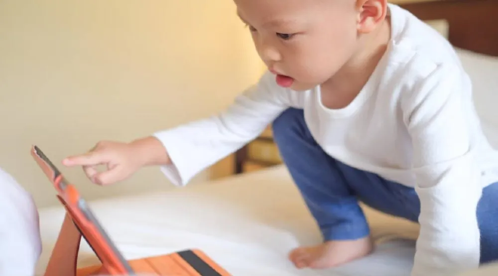 التعرض للشاشات قبل سن سنتين يربك مهارات اتخاذ القرار لدى الأطفال لاحقاً (جامعة كوينزلاند)