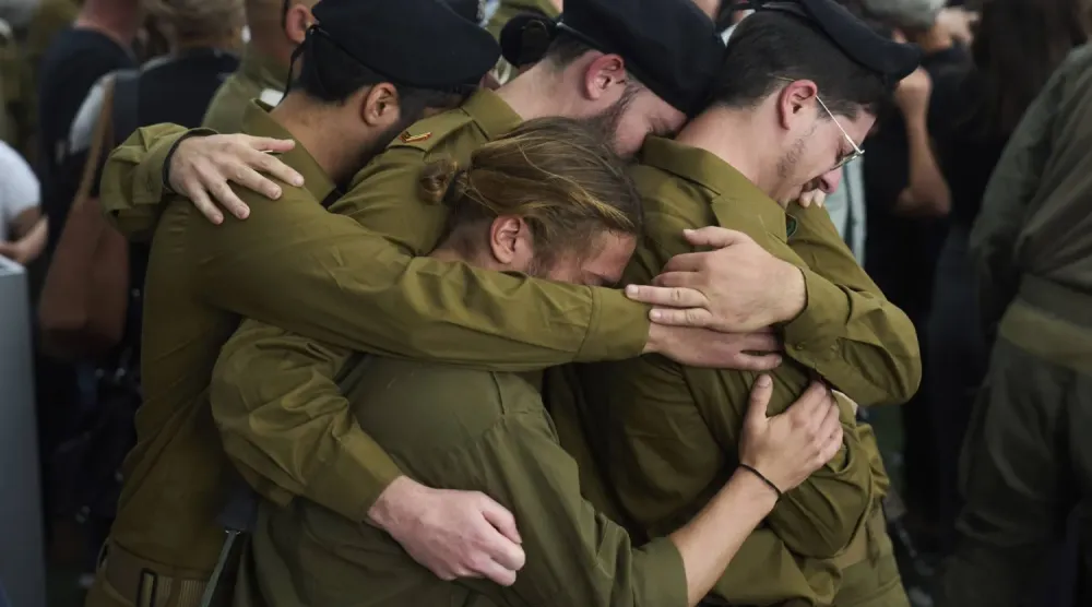 Gazze’de öldürülen bir asker için düzenlenen cenaze törenine katılan İsrailli askerler (AP)