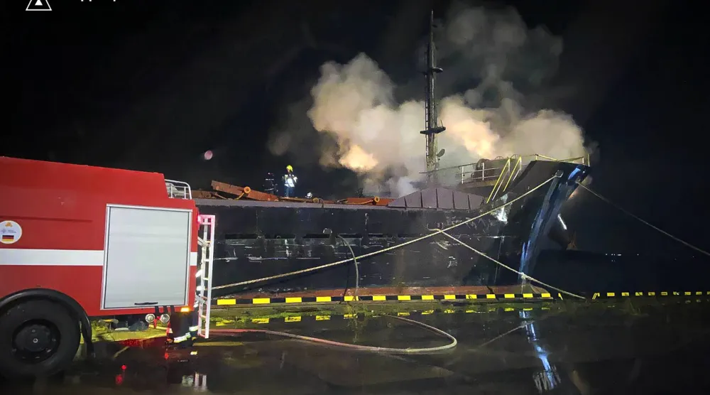 رجال الإنقاذ الأوكرانيون يعملون في موقع غارة روسية استهدفت بنية تحتية لميناء في منطقة أوديسا (إ.ب.أ)