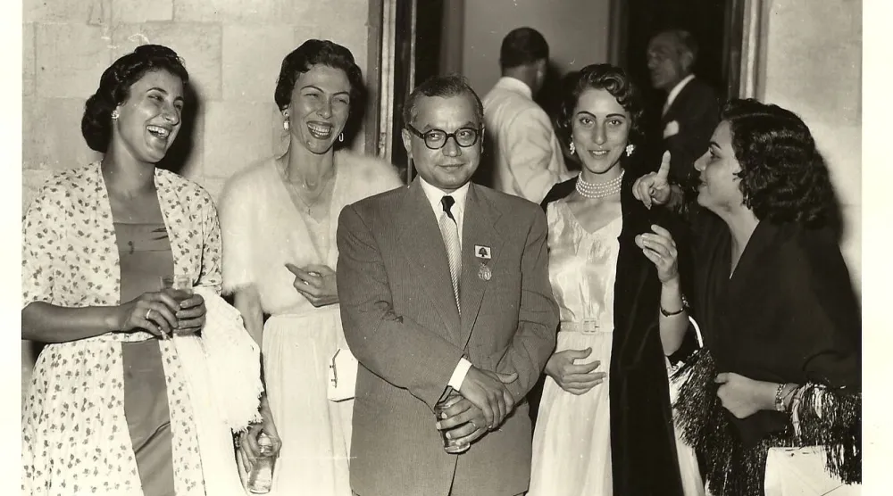 صبري الشريف بجانبه فيروز وسيدات «مهرجانات بعلبك» 1956 (أرشيف الشريف)