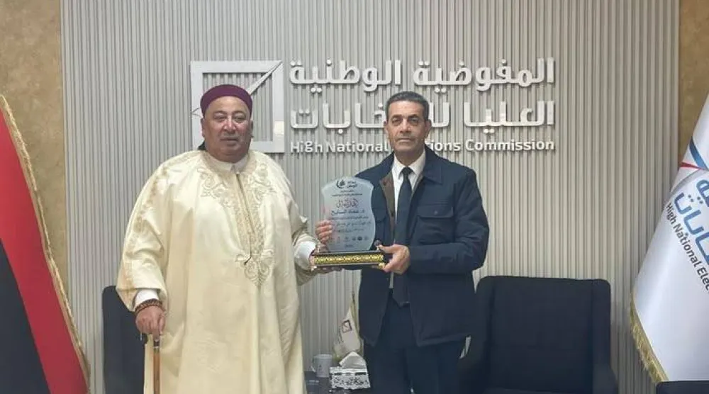 صورة وزعتها مفوضية الانتخابات للقاء رئيسها السايح مع البرعصي