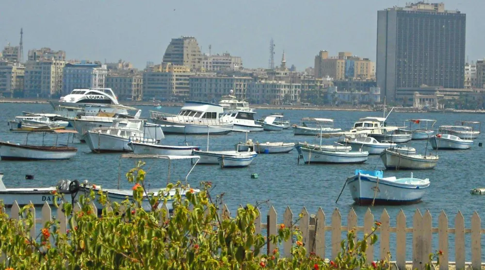 المبنى يطل على البحر مباشرة في منطقة المنشية بالإسكندرية (تصوير: عبد الفتاح فرج)