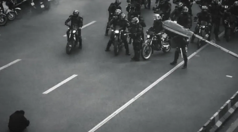 صورة نشرها حساب الخارجية الأميركية الناطق بالفارسية تُظهر انتشار قوات مكافحة الشغب الإيرانية وسط طهران