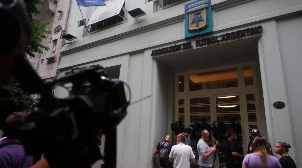مداهمات جديدة لمقر الاتحاد الأرجنتيني لكرة القدم (رويترز)