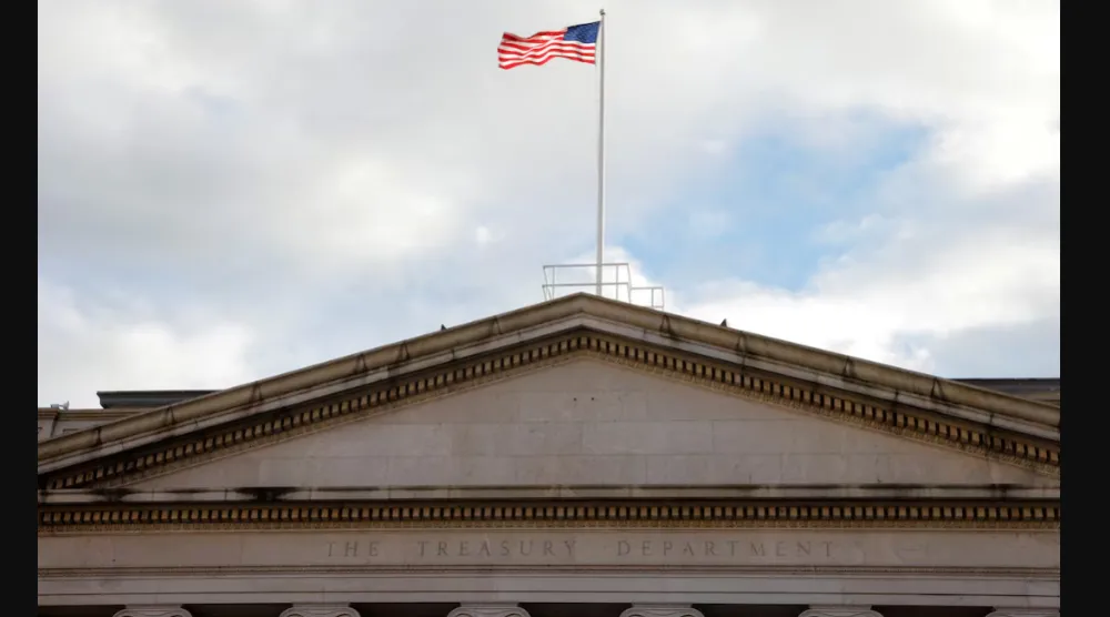 العلم الأميركي يرفرف فوق مبنى وزارة الخزانة في واشنطن (رويترز)