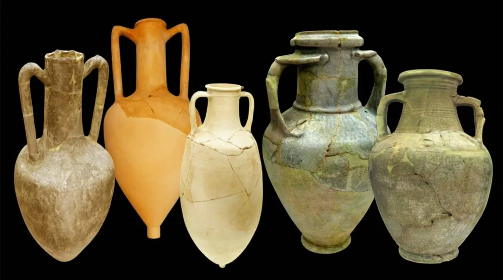 قطع خزفية من موقع مليحة بالشارقة منها زهريتان من الفخار المزجّج