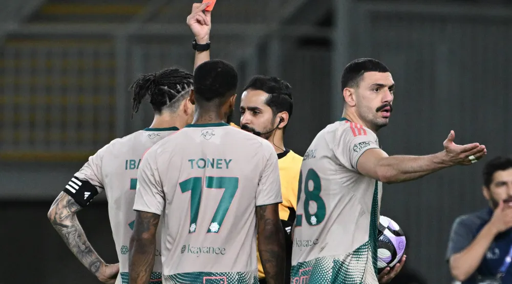 إيبانيز لحظة حصوله على بطاقة حمراء (تصوير: علي خمج) 