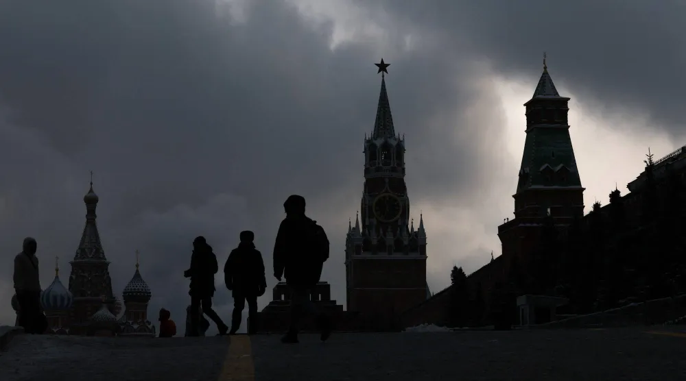 انقطاع الكهرباء عن أكثر من 100 ألف شخص في مناطق خارج موسكو بعد حريق في محطة فرعية (رويترز)