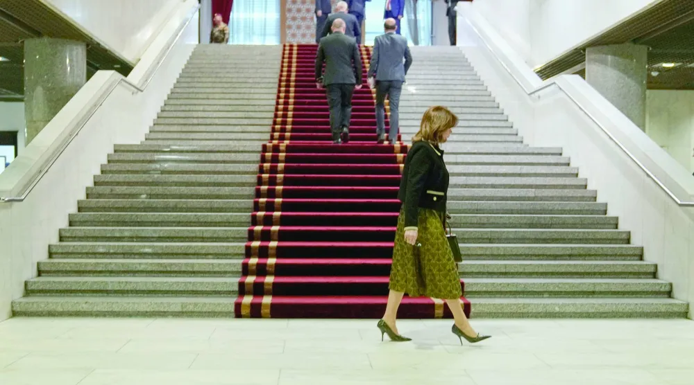 أعضاء في البرلمان العراقي الجديد في طريقهم إلى مكان انعقاد جلستهم الأولى في بغداد (أ.ف.ب)