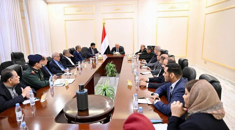 اجتماع لمجلس الدفاع الوطني اليمني برئاسة العليمي (سبأ)