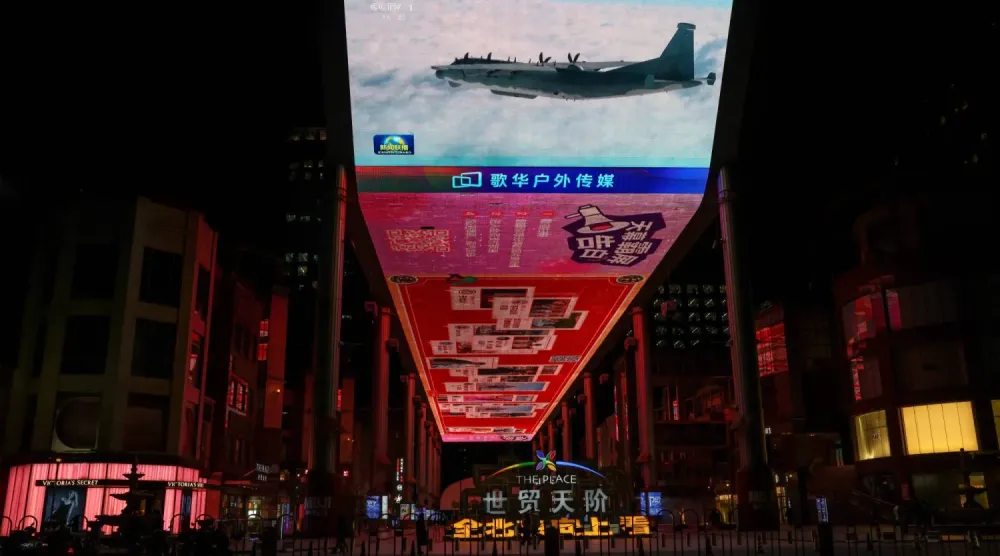 Pekin'deki bir meydanda bulunan dev ekranda, Tayvan çevresindeki Çin askeri tatbikatlarına ilişkin bir haber gösteriliyor. (Reuters)