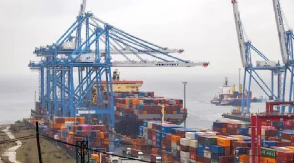 سفينة حاويات في ميناء أمبارلي بإسطنبول (رويترز)