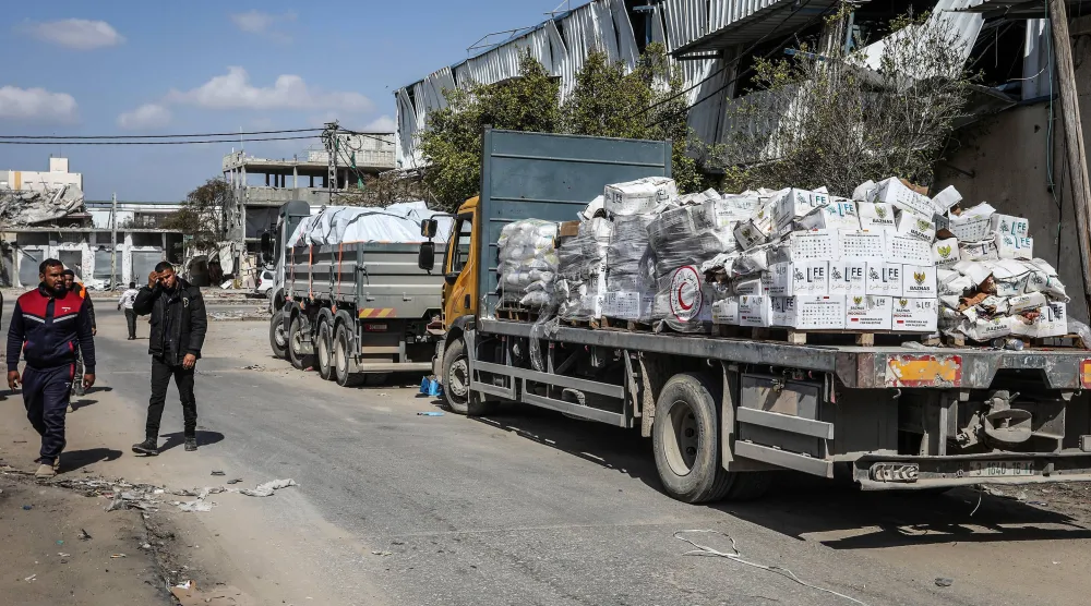 شاحنات محملة بالمساعدات الإنسانية تعبر إلى قطاع غزة عبر معبر كرم أبو سالم (د.ب.أ)