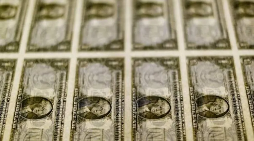 أوراق نقدية من الدولار الأميركي (رويترز)