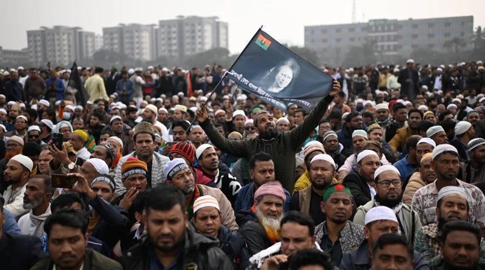 حشود تشارك في جنازة خالدة ضياء (أ.ب)