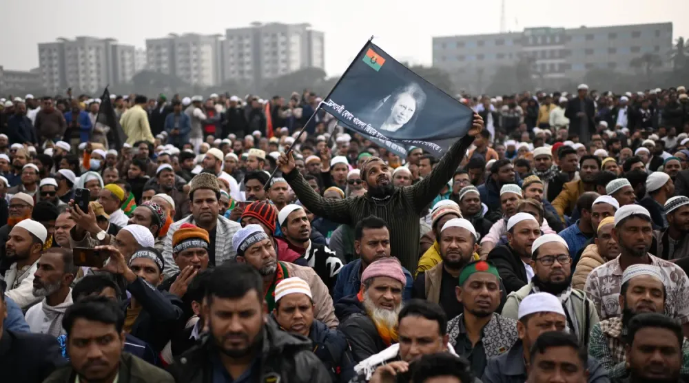 Halide Ziya'nın cenaze törenine katılan Bangladeşliler (AP)