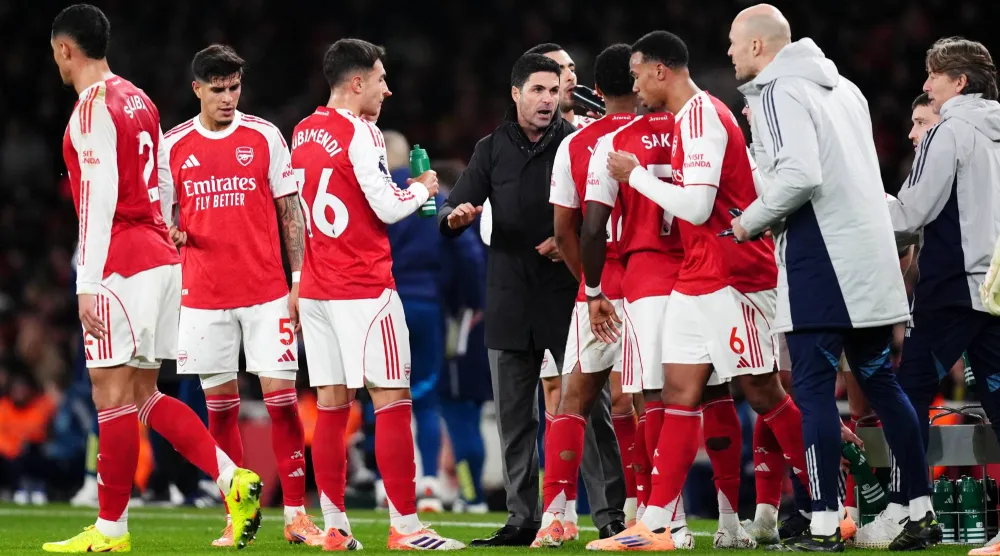 أرتيتا يوجّه اللاعبين (د.ب.أ)