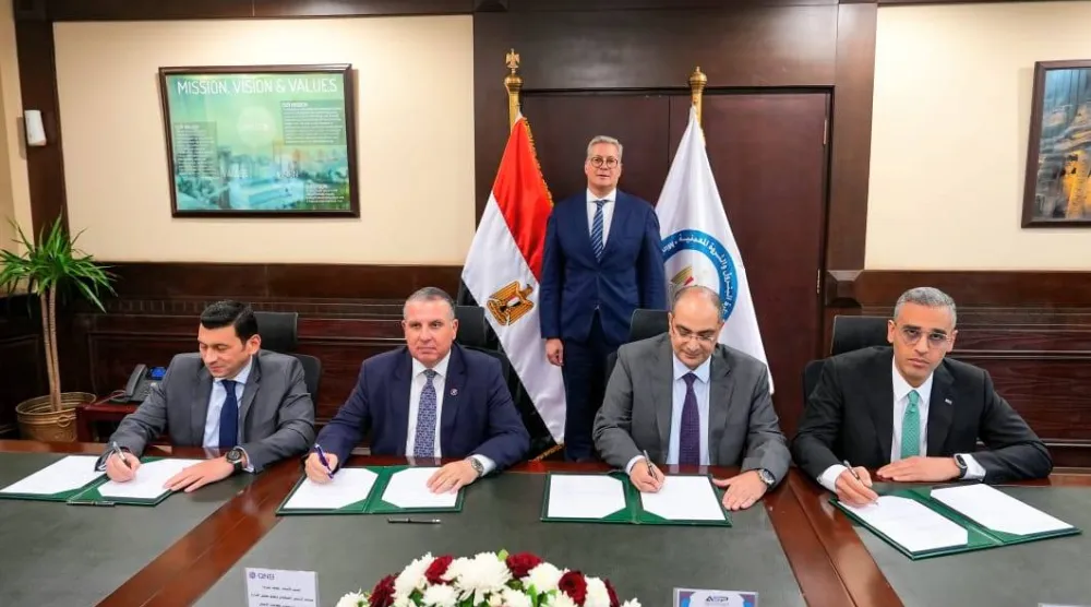 بدوي يشهد توقيع عقد تمويل مع تحالف بنوك لتنفيذ المرحلة الأولى من مجمع إنتاج السيليكون المعدني (وزارة البترول المصرية)