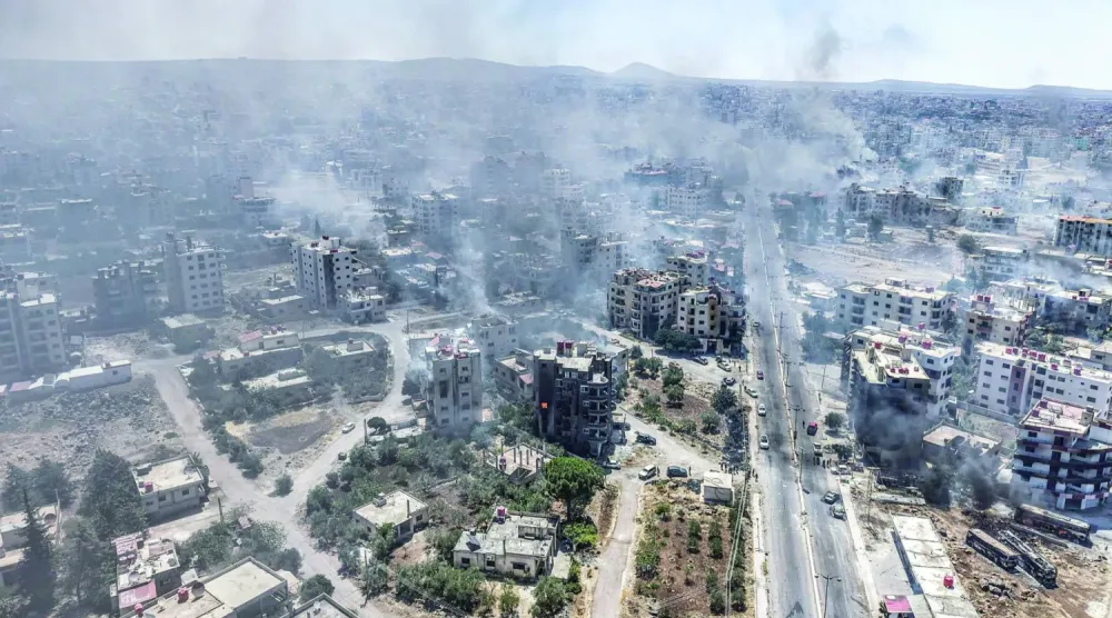 Geçen temmuz ayında Süveyda’daki çatışmalar nedeniyle yükselen duman (Arşiv – DPA)