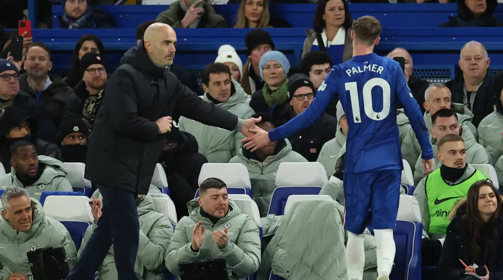 Football - Premier League - Chelsea v AFC Bournemouth - Stamford Bridge, London, Britain - December 30, 2025 Chelsea's Cole Palmer shakes hands with manager Enzo Maresca after being substituted. (Action Images via Reuters)