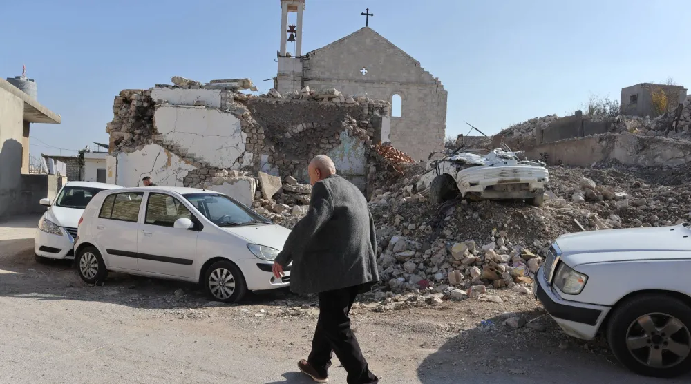آثار الدمار تبدو في بلدة يارون الجنوبية (إ.ب.أ)