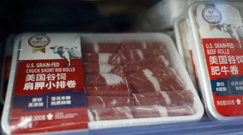لحوم مجمدة مستوردة من الولايات المتحدة بأحد المتاجر بالعاصمة الصينية بكين (رويترز)