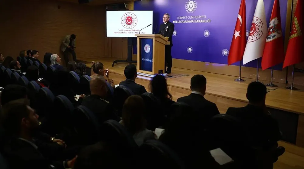 المتحدث باسم وزارة الدفاع التركية زكي أكتورك خلال إفادة صحافية في أنقرة الأربعاء (الدفاع التركية)