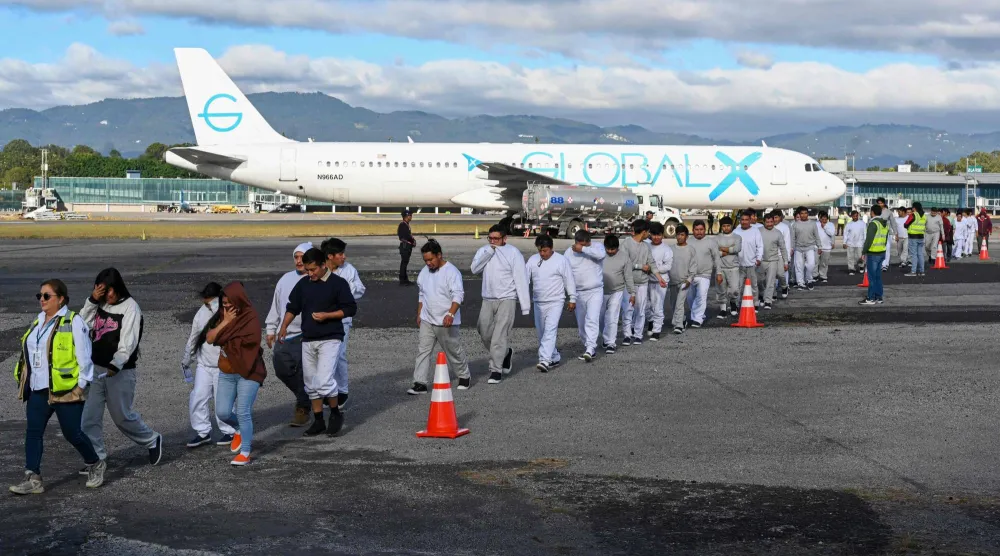 مهاجرون غواتيماليون مُرحّلون من الولايات المتحدة على مدرج مطار في مدينة غواتيمالا (أ.ف.ب)