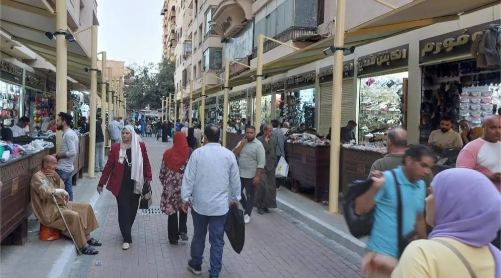 مصريون في سوق العتبة الشعبي بوسط القاهرة (تصوير الشرق الأوسط)
