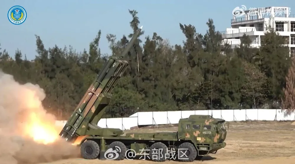 قاذفة صواريخ صينية تطلق النيران في موقع غير معلن (أ.ف.ب)