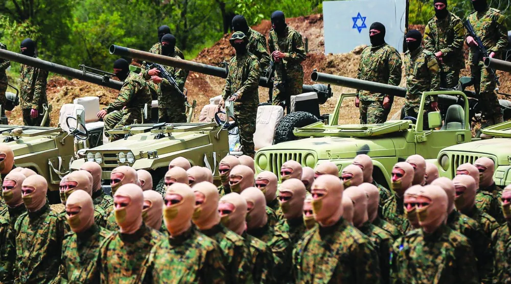 مقاتلو «حزب الله» يؤدون القسم خلال تدريب عسكري مُنظم في معسكر بقرية عرمتى جنوب لبنان (أرشيفية - د.ب.أ)